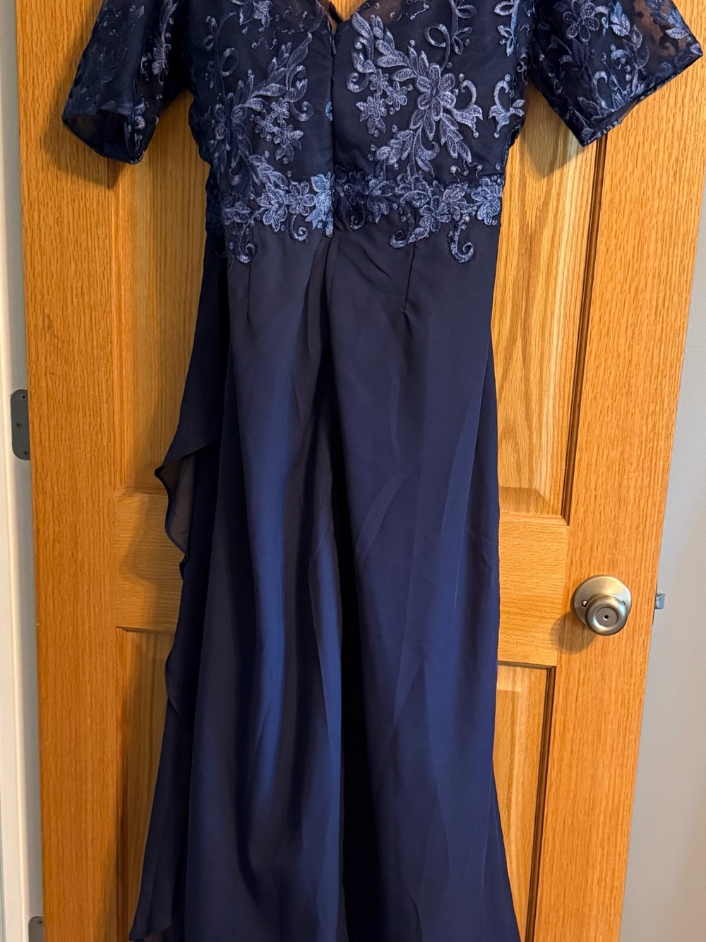 Elegant Navy Lace & Chiffon V-Neck Evening Dress - Picture 3 of 3